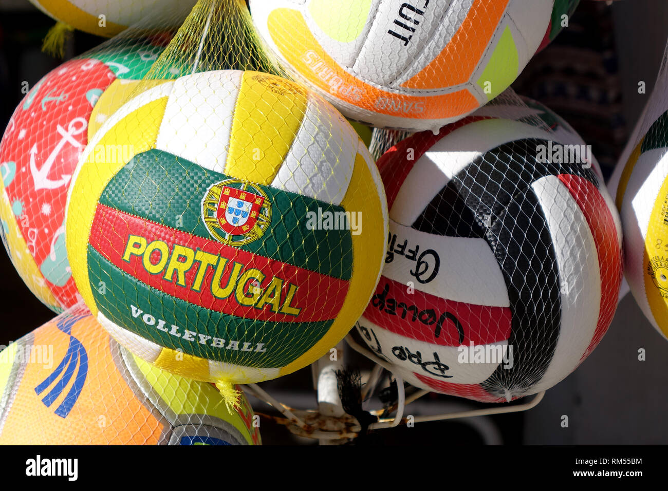 Souvenir Portugal Volleybälle für Verkauf in einem Shop in der Nähe von dem Strand in Albufeira Algarve Portugal Stockfoto