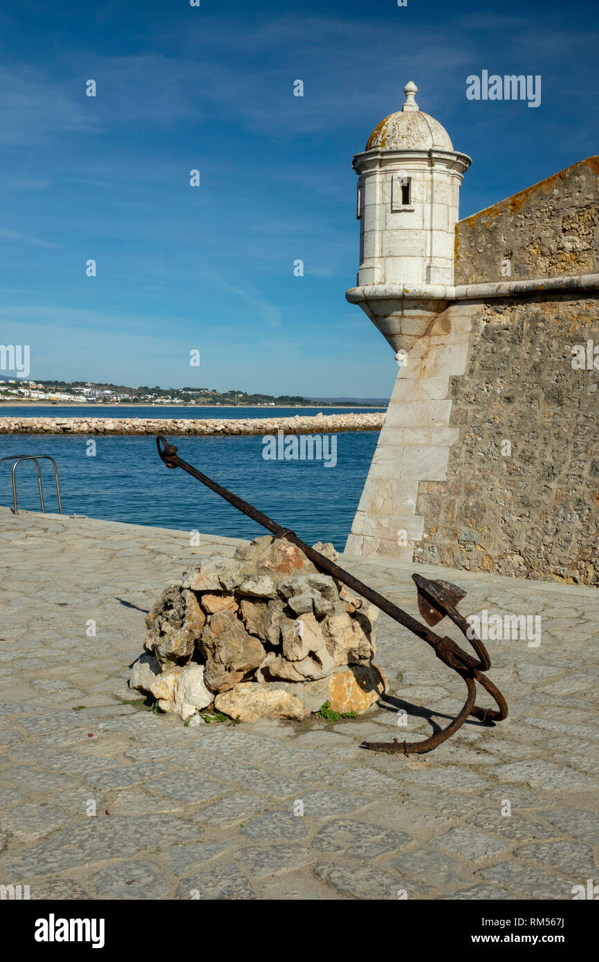 Die Forte da Ponta da Bandeira Lagos Portugal bewacht den Hafen Stockfoto