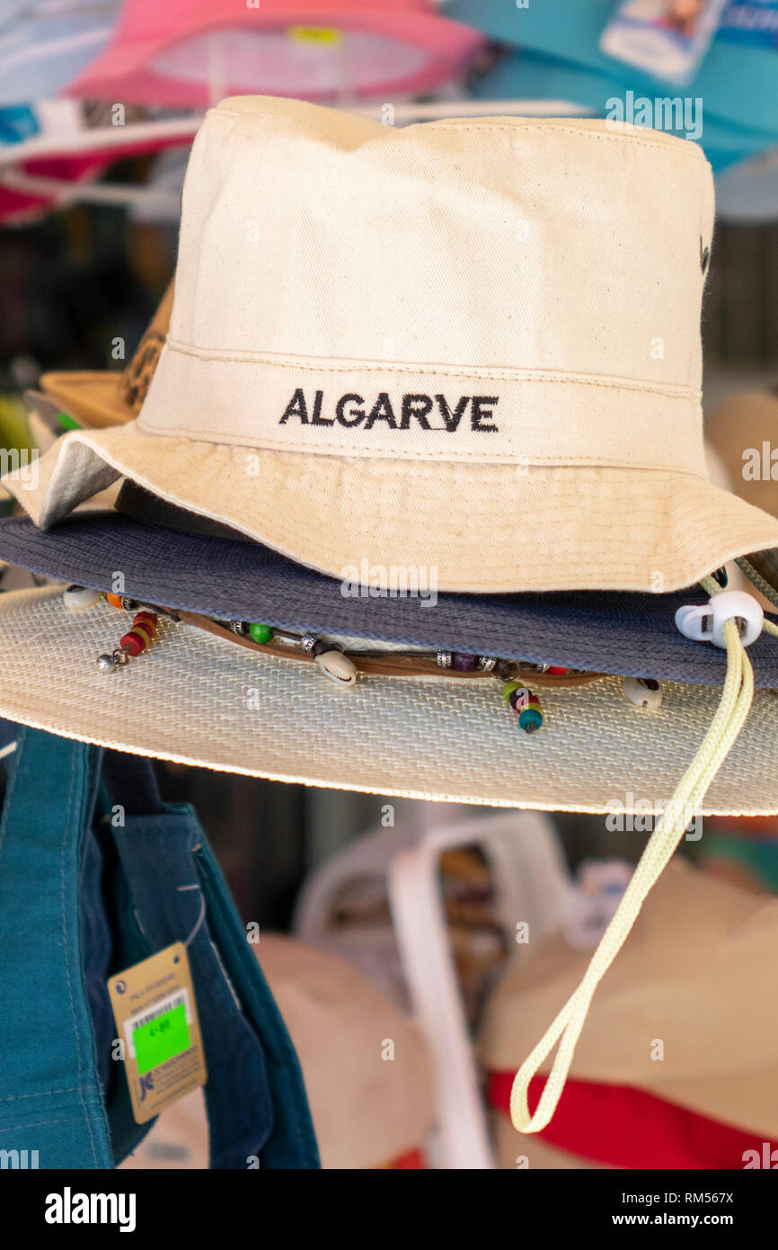 Eine Leinwand Souvenir Sonnenhut zum Verkauf mit Algarve bestickt auf dem Display an der Vorderseite In einem touristischen Shop Albufeira Portugal Stockfoto