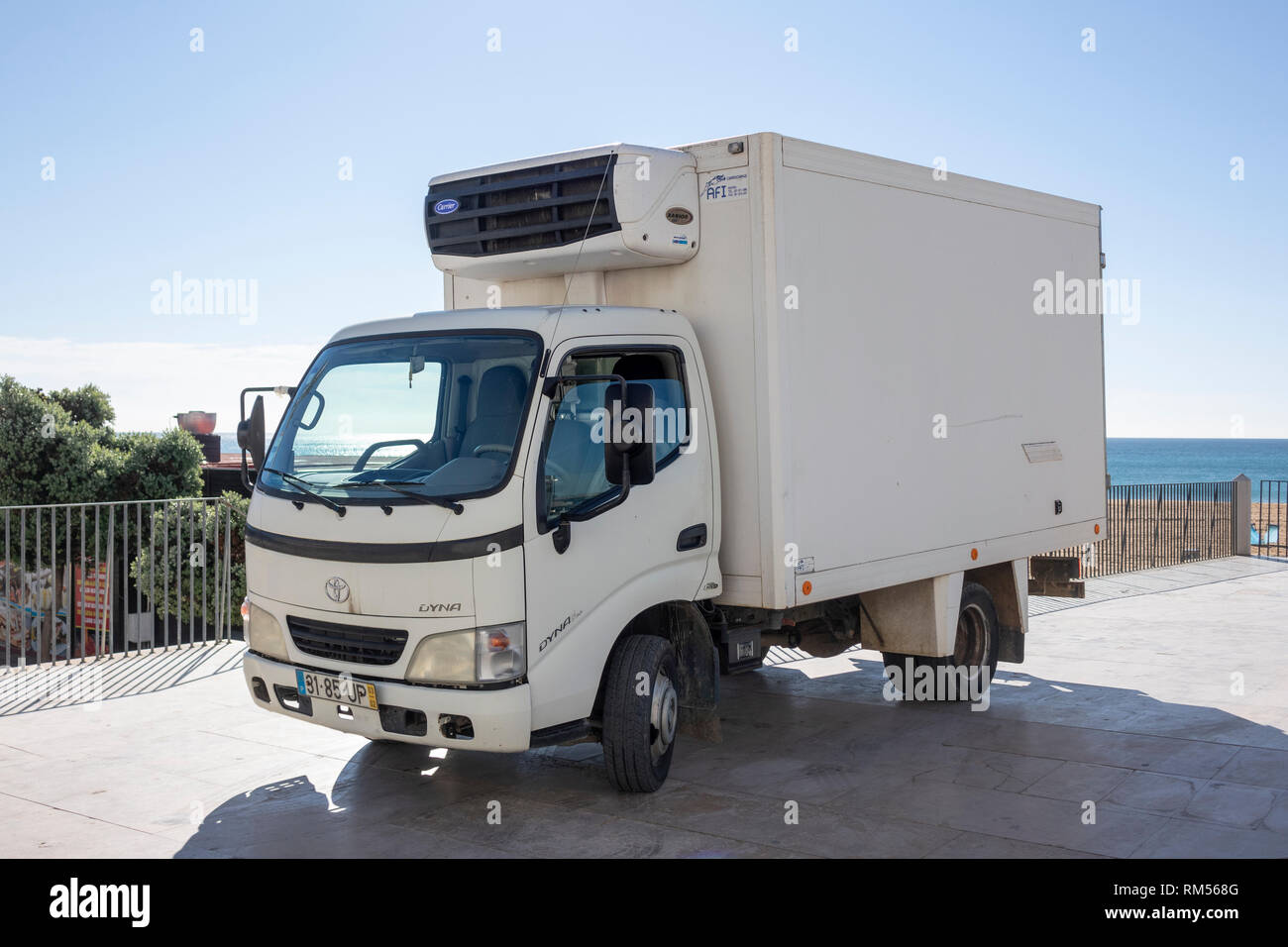 Eine kleine Kompakte weiße Toyota Dyna gekühlten Lieferwagen Der Ozean in Portugal Stockfoto