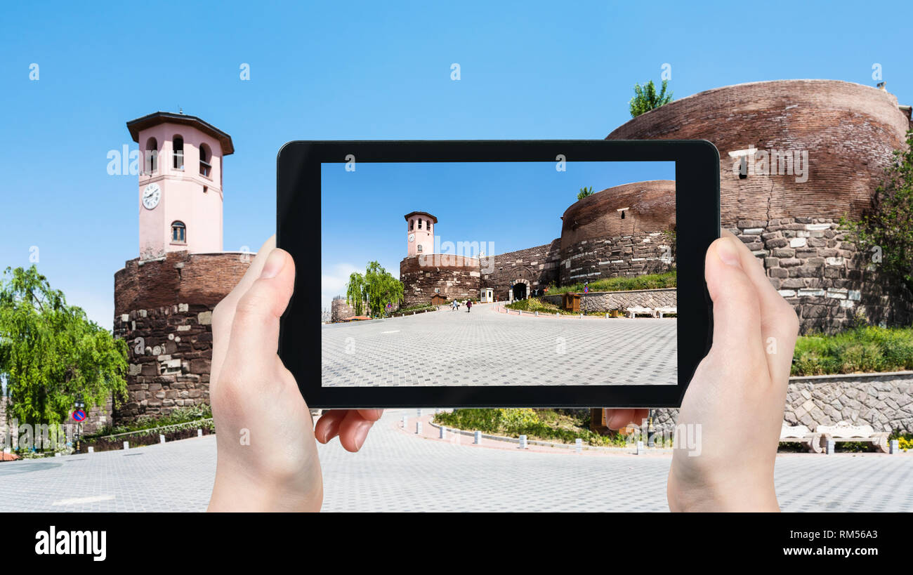 Travel Concept - touristische Fotografien der Eingang zur alten Burg von Ankara auf Gozcu Platz der Stadt Ankara auf dem Smartphone in der Türkei im Frühjahr Stockfoto