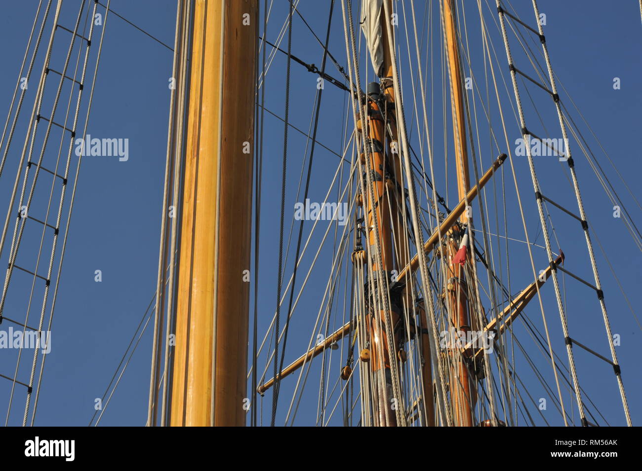 Die Masten und die Takelage: & Spaghetti an einer klassischen Yacht Regatta in Saint Tropez Stockfoto