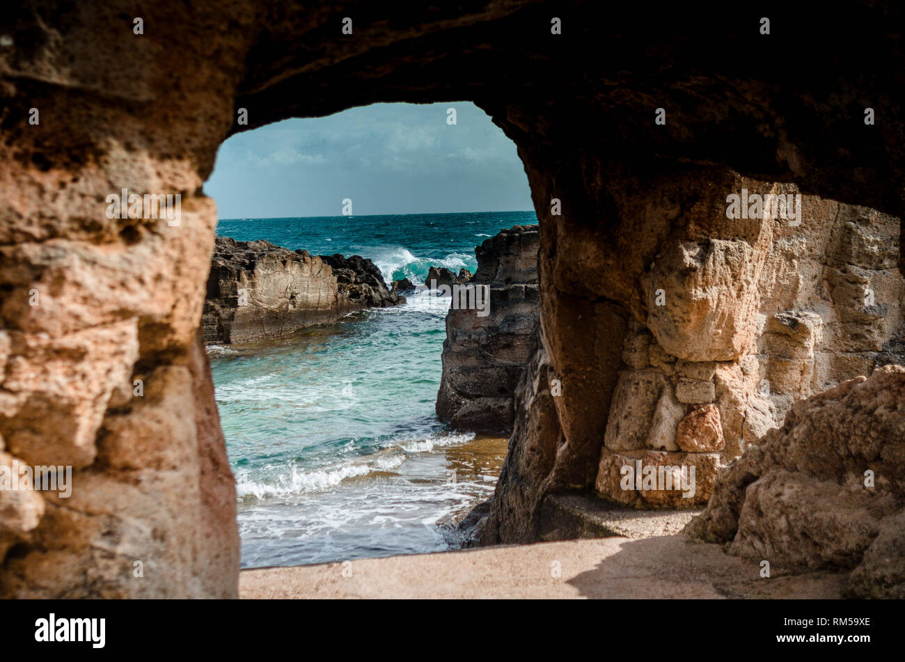 Natürliche Höhle am Meer in Italien erodiert Stockfoto