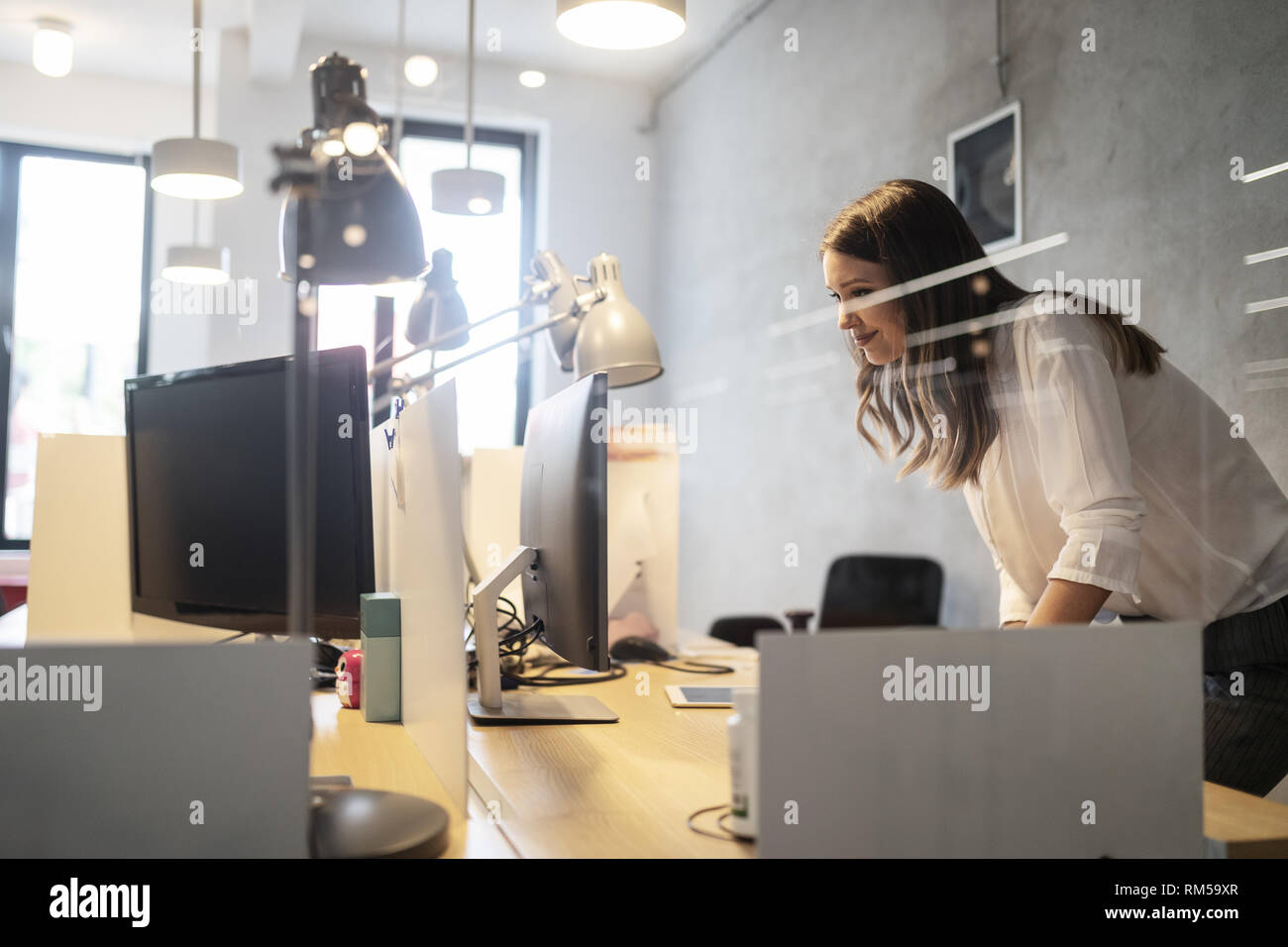 Porträt der jungen frustrierte Geschäftsfrau im Büro überarbeitet Stockfoto