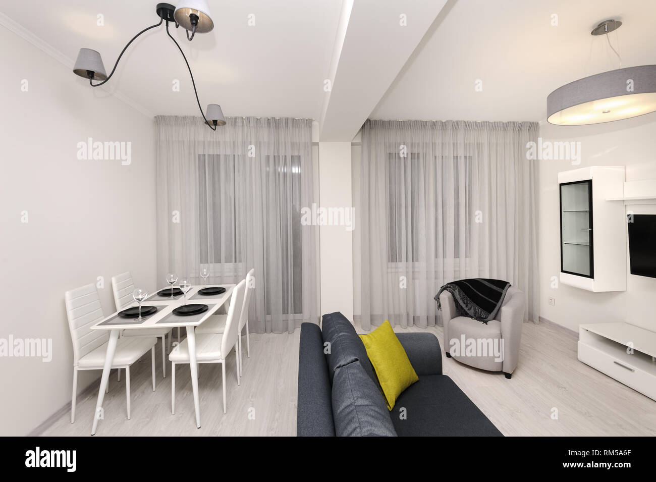 Moderne, weiße und graue Wohnzimmer Innenraum Stockfoto
