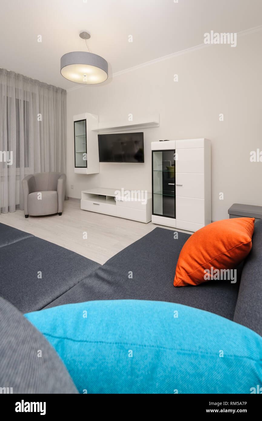 Moderne, weiße und graue Wohnzimmer Innenraum Stockfoto
