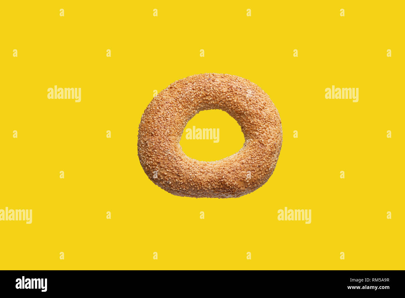Flying Food Konzept Türkische traditionelle Sesame Bagel Bäckerei Design Stockfoto