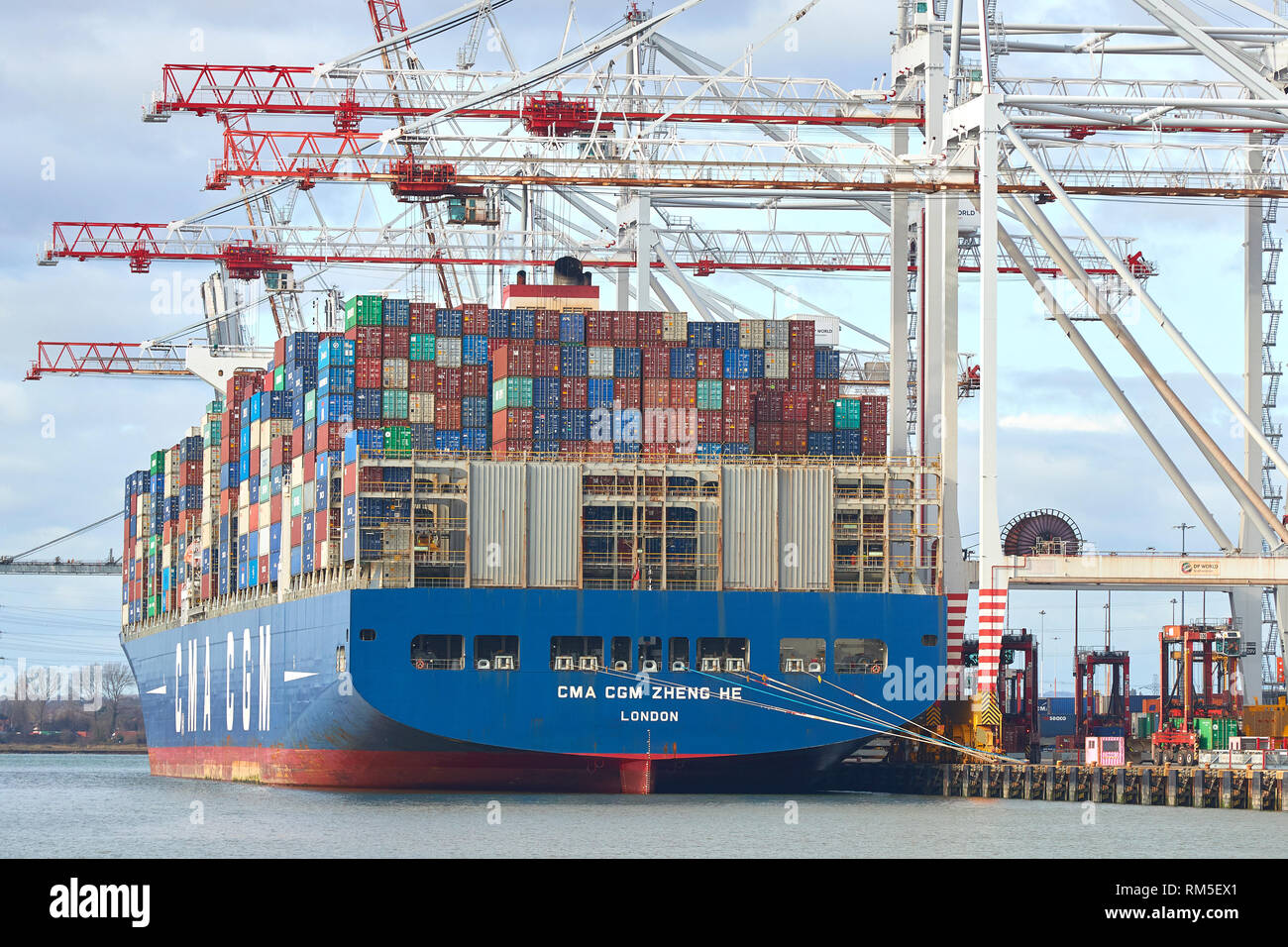 Die riesigen CMA CGM ZHENG HE, 400 Meter, 17859 TEU-Containerschiff, das Beladen und Entladen der Container Terminal Southampton, UK. Stockfoto