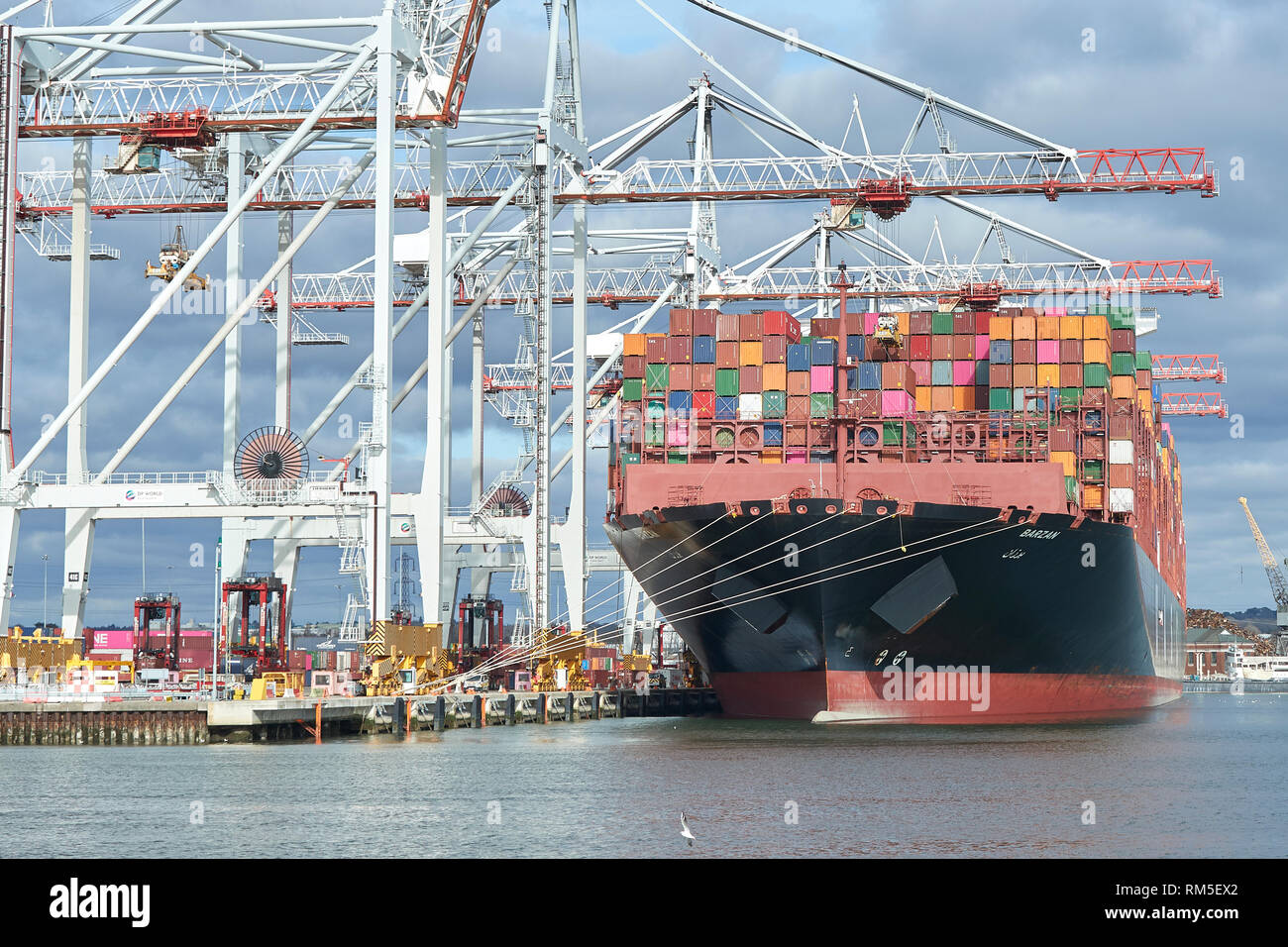 Das 400 Meter lange, ultragroße Containerschiff BARZAN, lädt und entlädt im Southampton Container Terminal, Hampshire, Großbritannien. Stockfoto