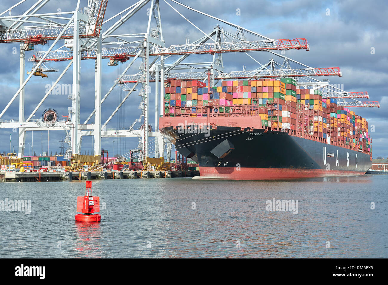 Das 400 Meter lange Ultra-Large Container Ship, BARZAN, lädt und entlädt im Southampton Container Terminal, Hampshire, Großbritannien. Stockfoto