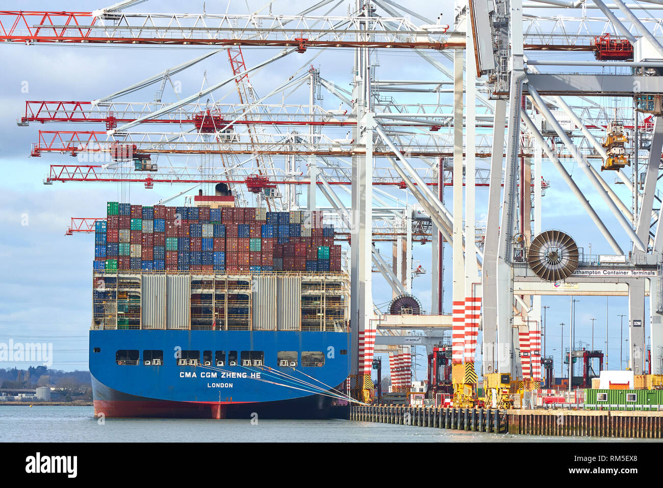 Die ultra-large CMA CGM ZHENG HE, 400 Meter, 17859 TEU-Containerschiff, das Beladen und Entladen der Container Terminal Southampton, UK. Stockfoto