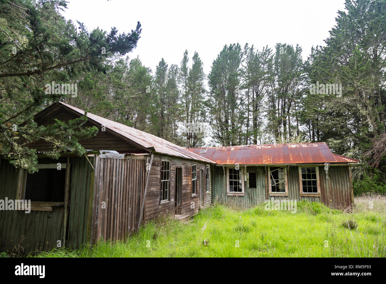 Verlassene Gebäude auf dem Mauna Kea Acces Straße auf der grossen Insel von Hawaii, USA. Stockfoto