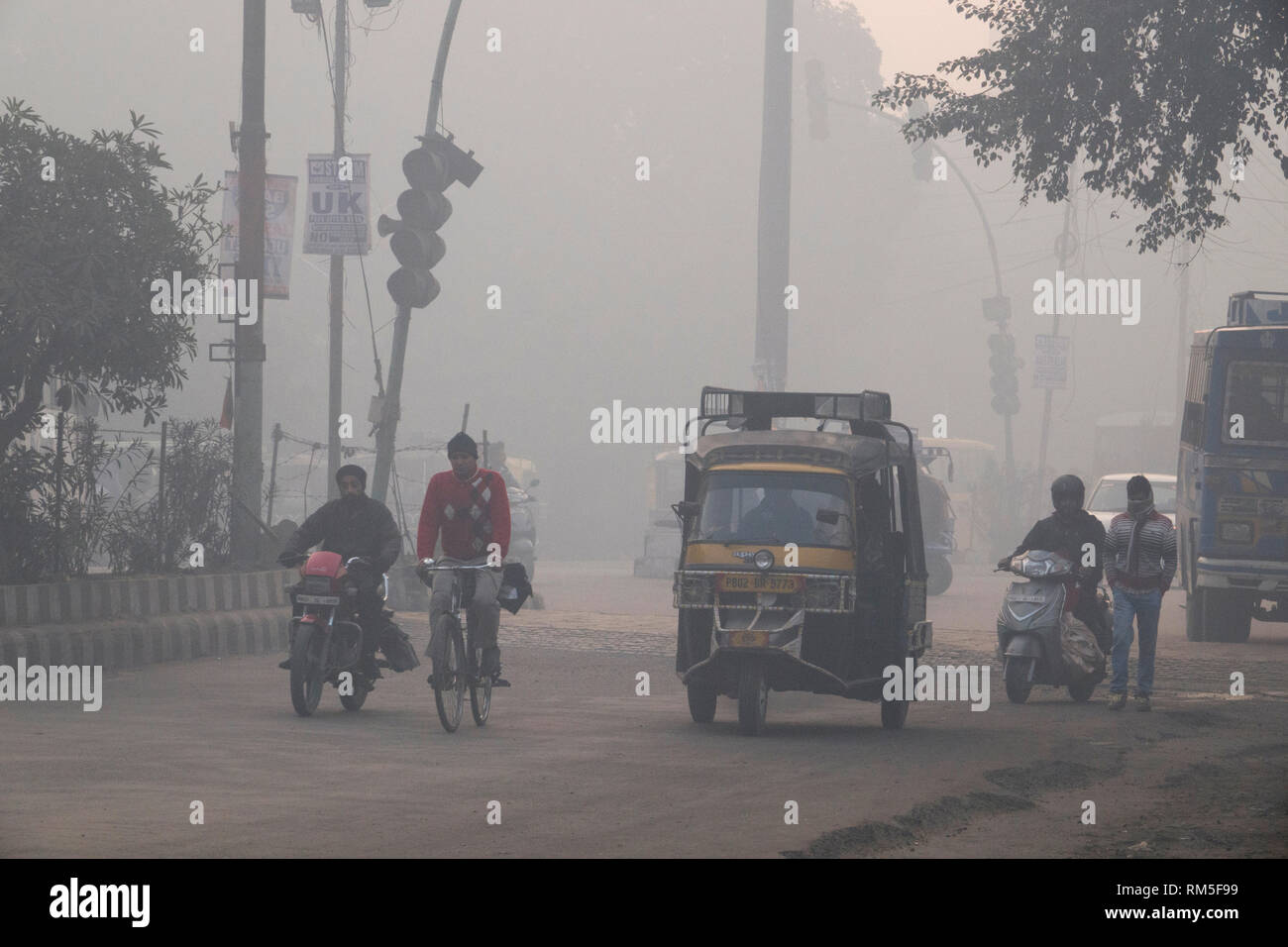 Verkehr und Fußgänger am frühen Morgen Luftverschmutzung in Amritsar, Punjab, Indien Stockfoto