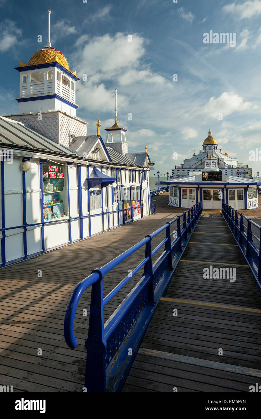 Winter am Nachmittag an der Küste von Eastbourne Pier in East Sussex. Stockfoto