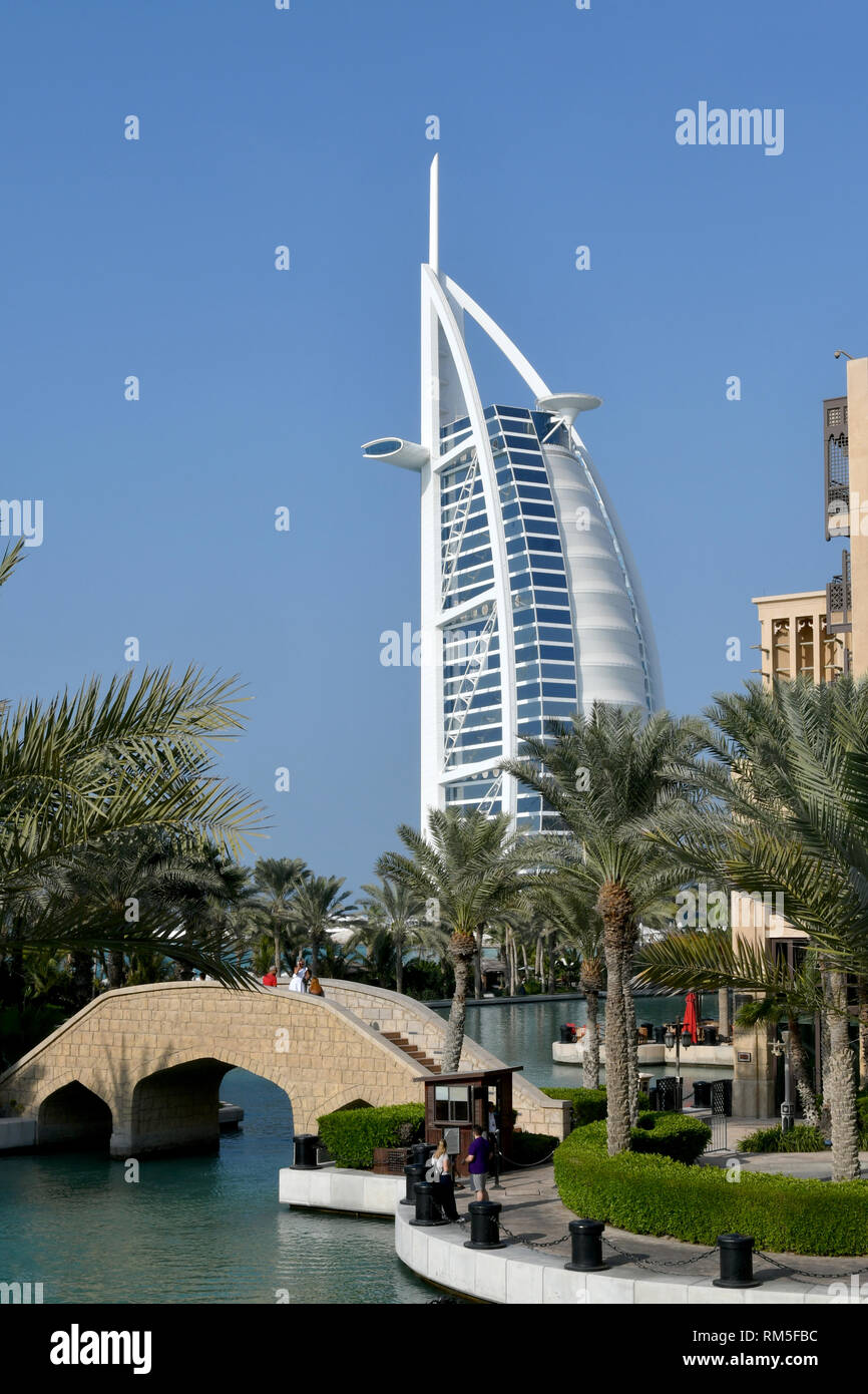 Burj Al Arab von Madinat Jumeirah Resort gesehen Stockfoto