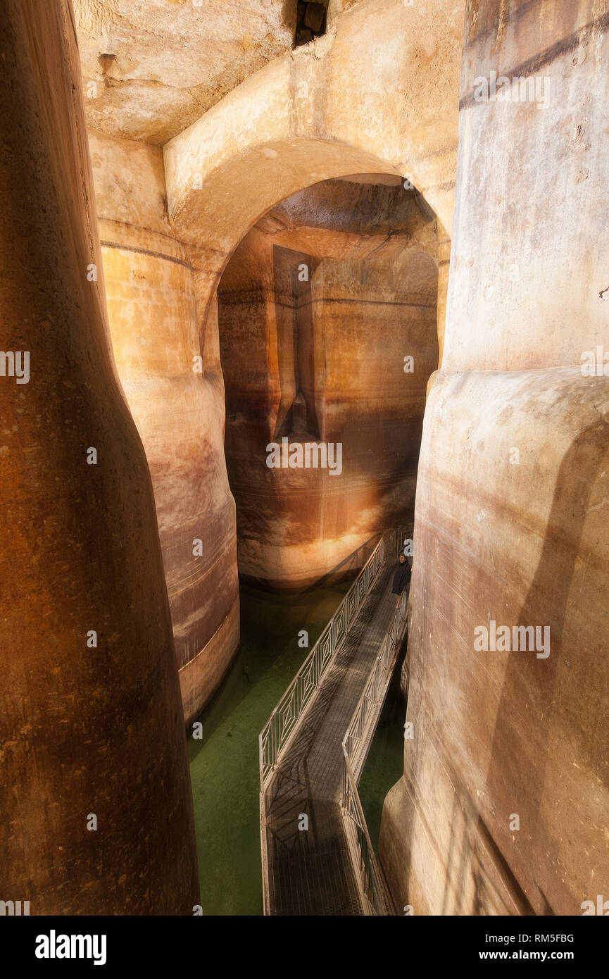 Den inneren Blick auf die zisterne Palombaro Lungo, in Matera, ein Stein gegraben, riesige Wasser System. Stockfoto