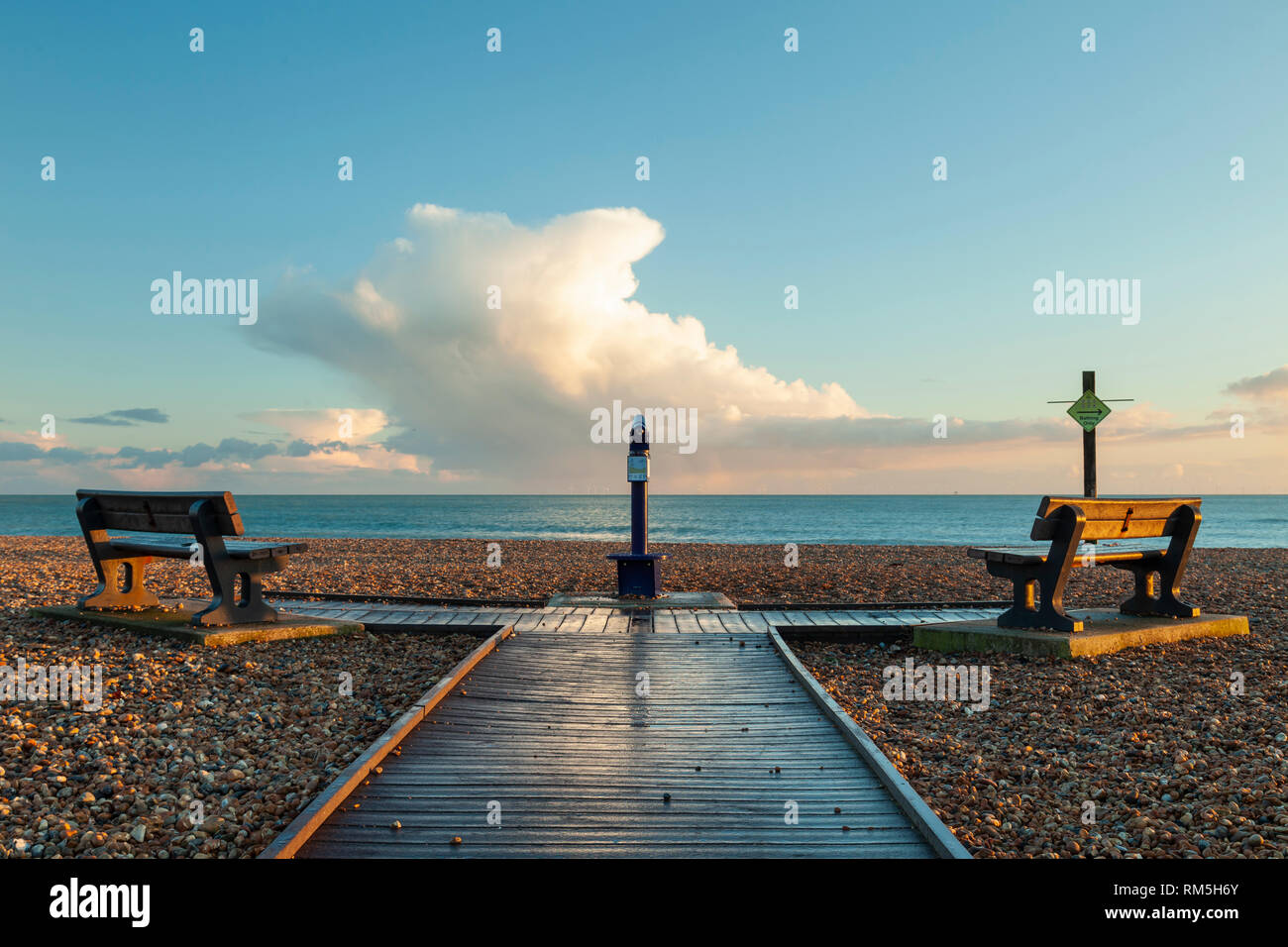 Winter Sonnenuntergang auf Shoreham Strand in West Sussex. Stockfoto