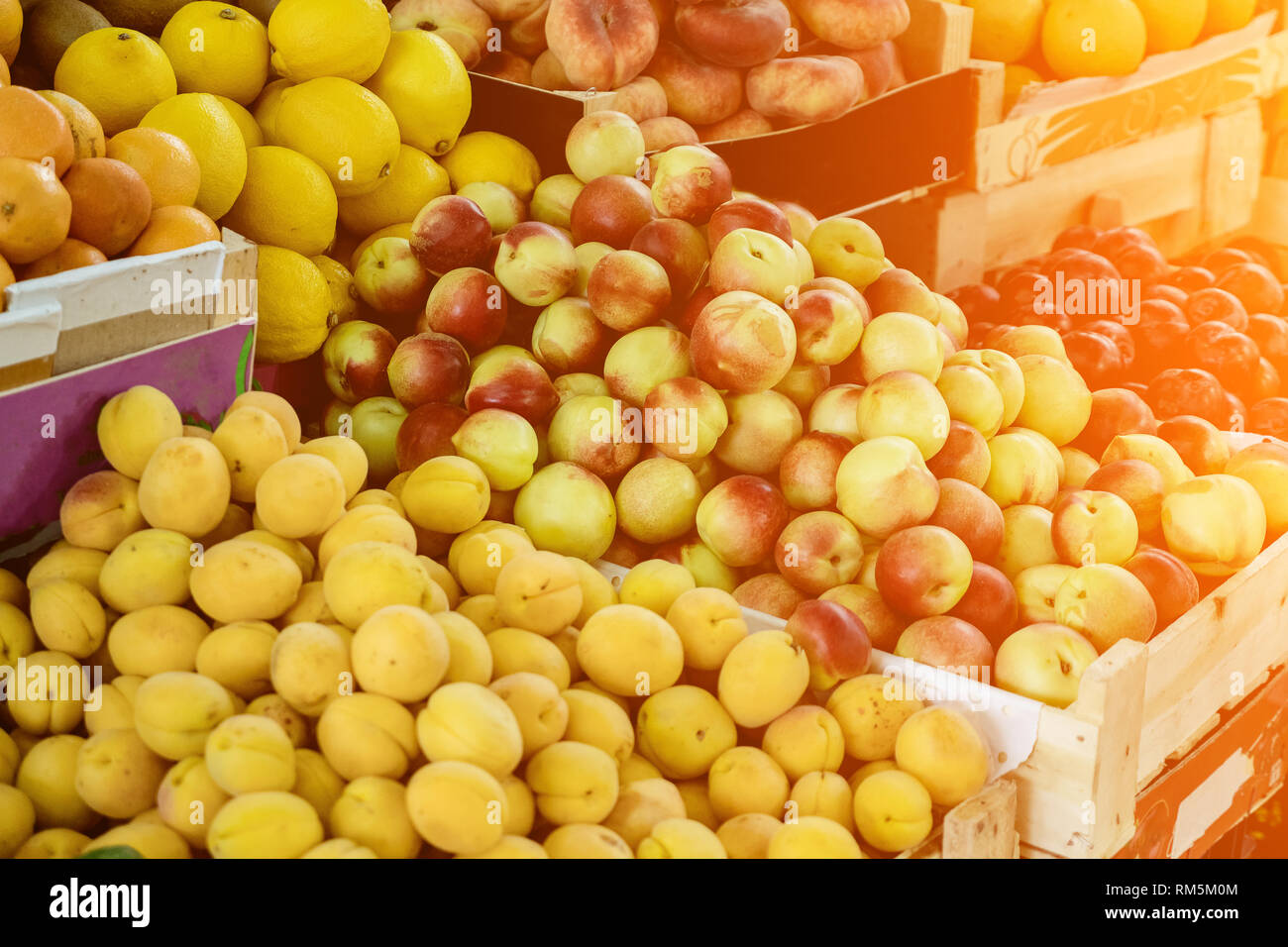 Nahaufnahme von frischen Früchten auf dem Markt. Stockfoto