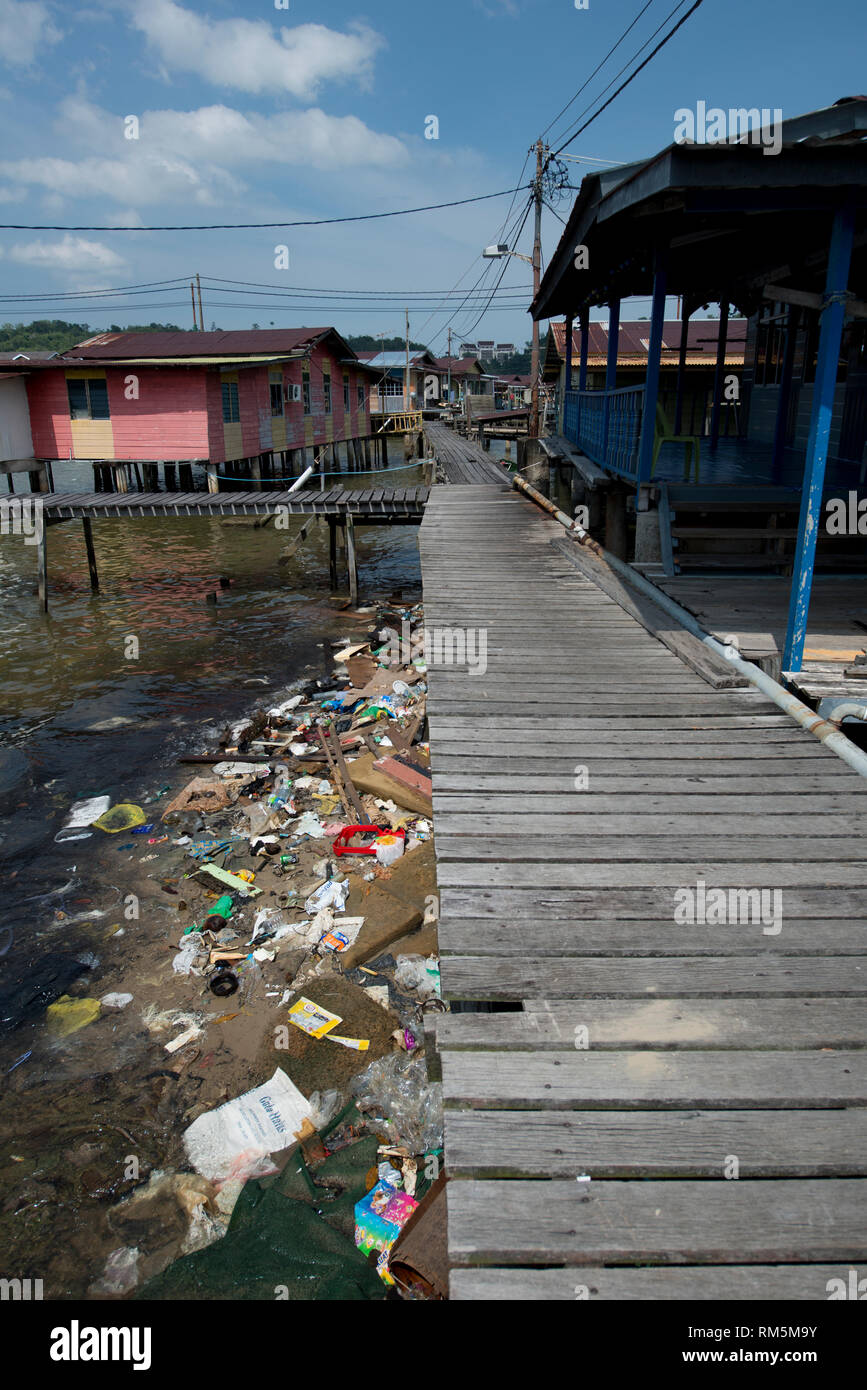 Gehweg, von Hütten auf Stelzen mit bis Müll von Fluss gewaschen, Water Village (Kampong Ayer), Bandar Seri Begawan, Brunei Stockfoto