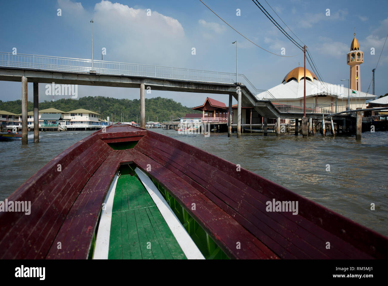 Brückengang, über Fluss und Moschee mit Wassertaxi-Schnellboot-Bug, Water Village, Kampong Ayer, Bandar Seri Begawan, Brunei Stockfoto