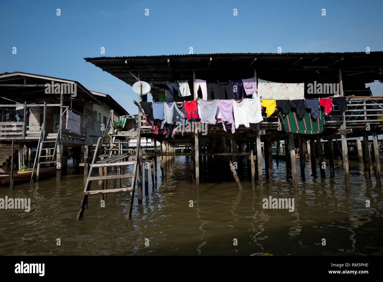 Hütte auf Stelzen, mit Waschen im Fluss, Water Village, Kampong Ayer, Bandar Seri Begawan, Brunei Stockfoto