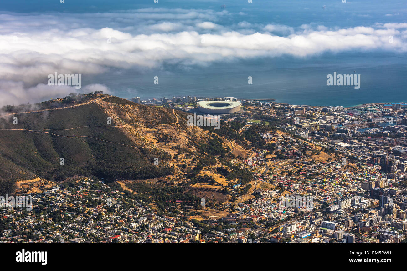 Panoramablick auf Kapstadt, Lion's Head und Signal Hill aus den Tafelberg. Stockfoto