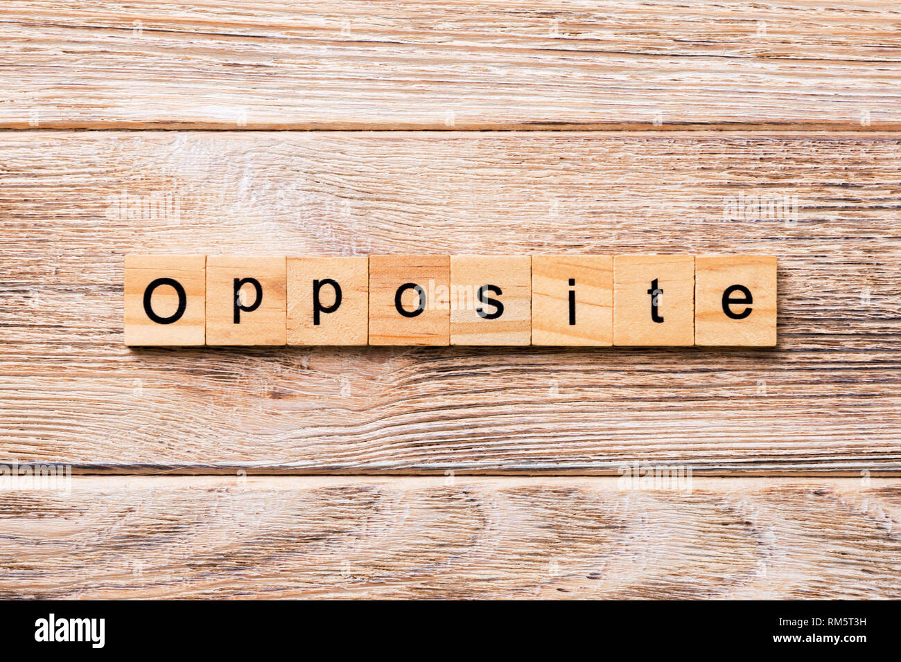 Gegenüber dem Wort auf Holz Block geschrieben. Gegenüber text auf Holz- Tabelle für Ihr Design, Konzept. Stockfoto