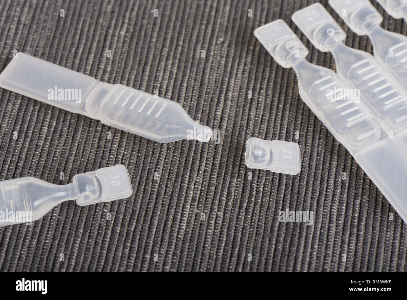 Single use künstliche Träne Schmiermittel tropfen Container Stockfoto