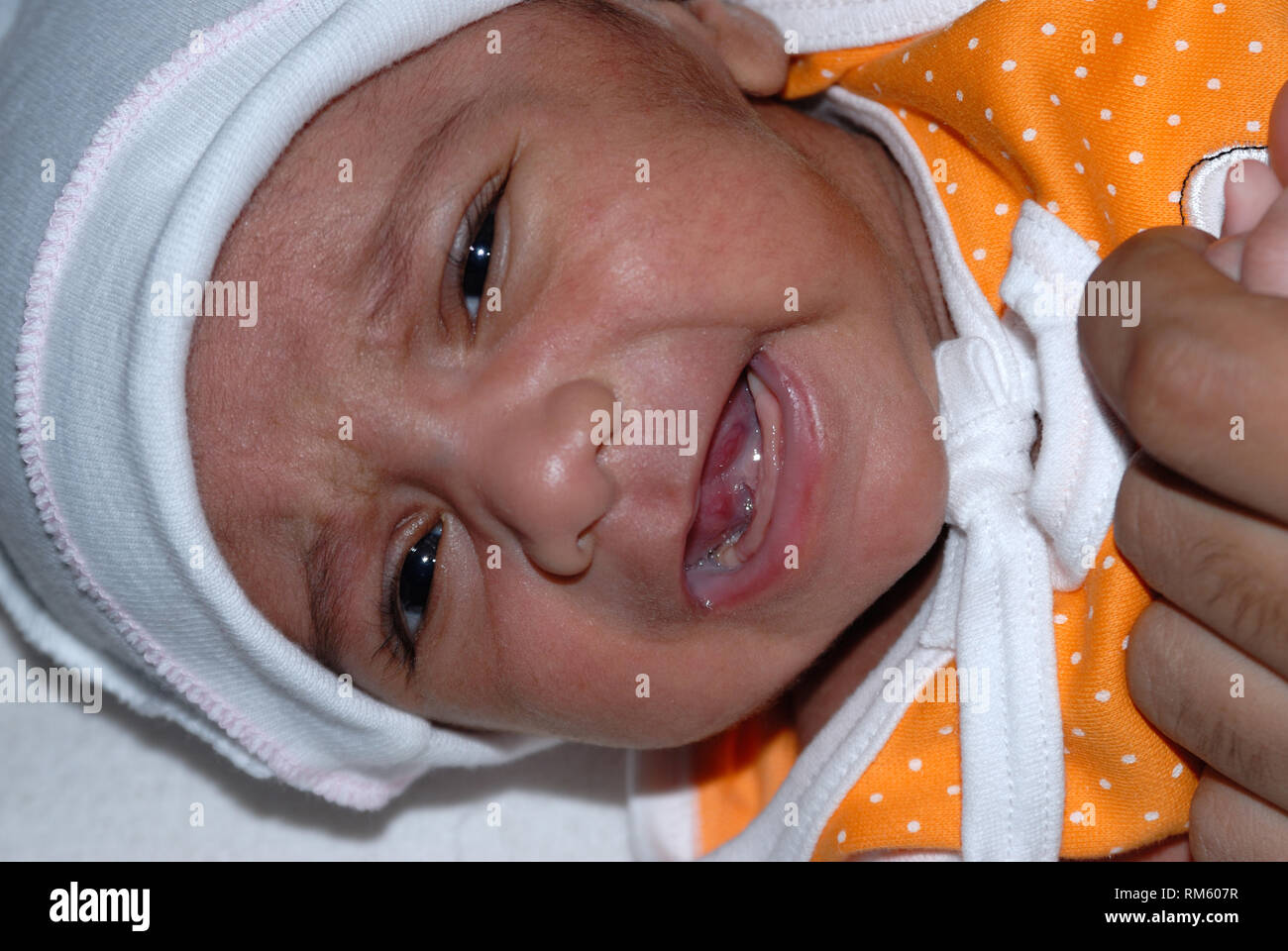 Einen Tag alt neu geborenen Kind weint, Indien, Asien, HERR #736 L Stockfoto