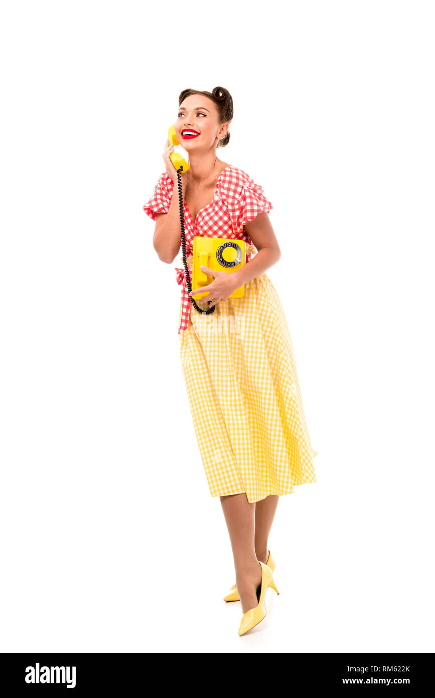 Schönen Pin up Girl mit Vintage gelb Telefon beim Stehen auf High Heels Stockfoto