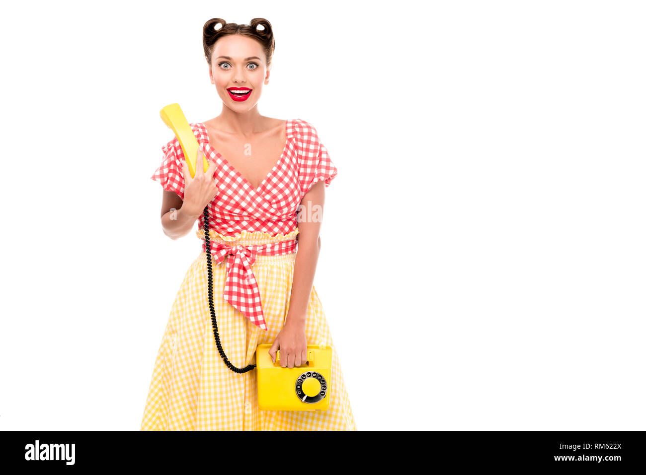 Schönen Pin up Girl holding Vintage gelb Telefon und Kamera Stockfoto