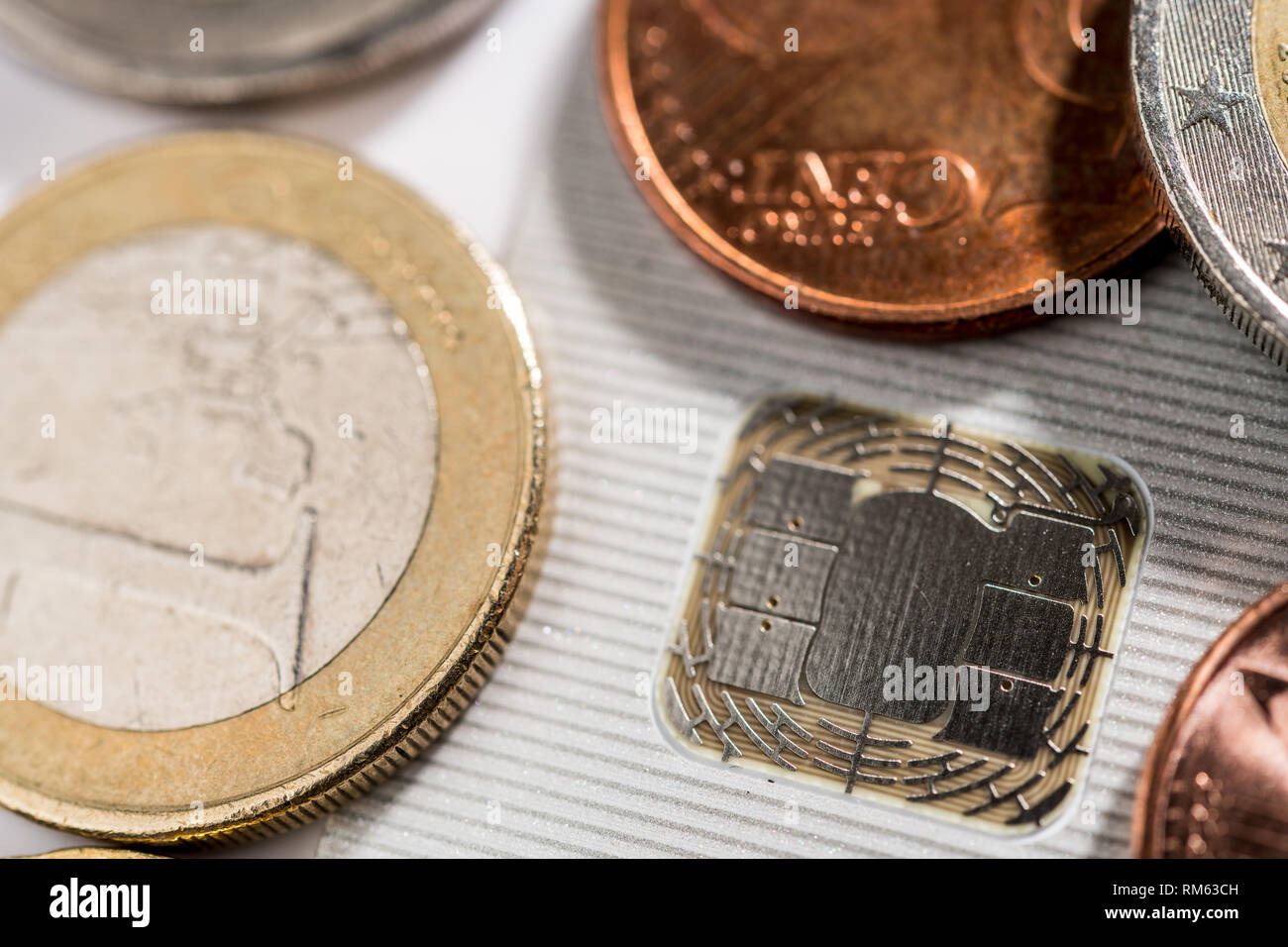 EC-Karte mit Euro-Münzen Stockfoto