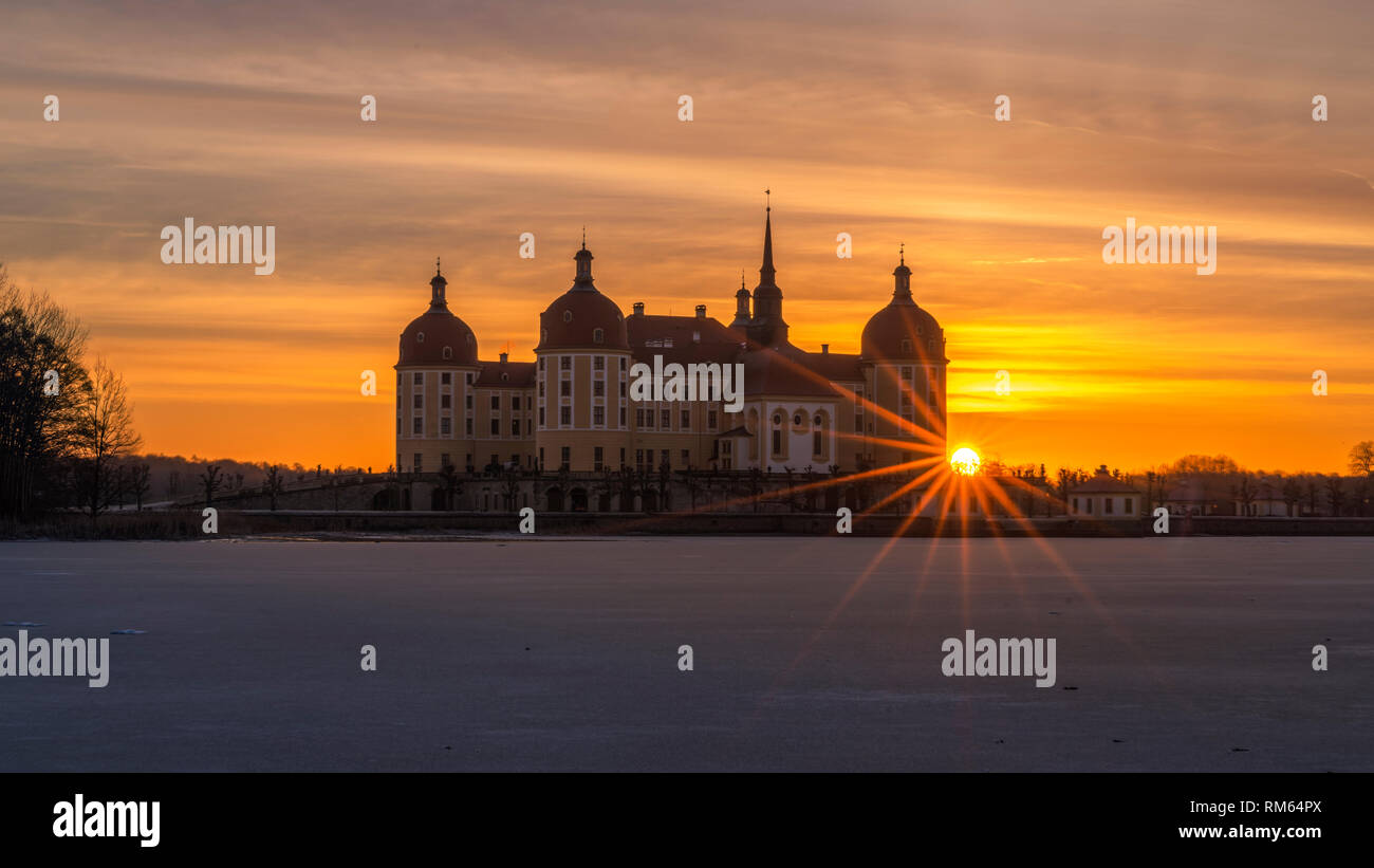 Schloss Moritzburg bei Dresden und Meißen zum Sonnenaufgang im Winter mit Schnee und Eis Stockfoto