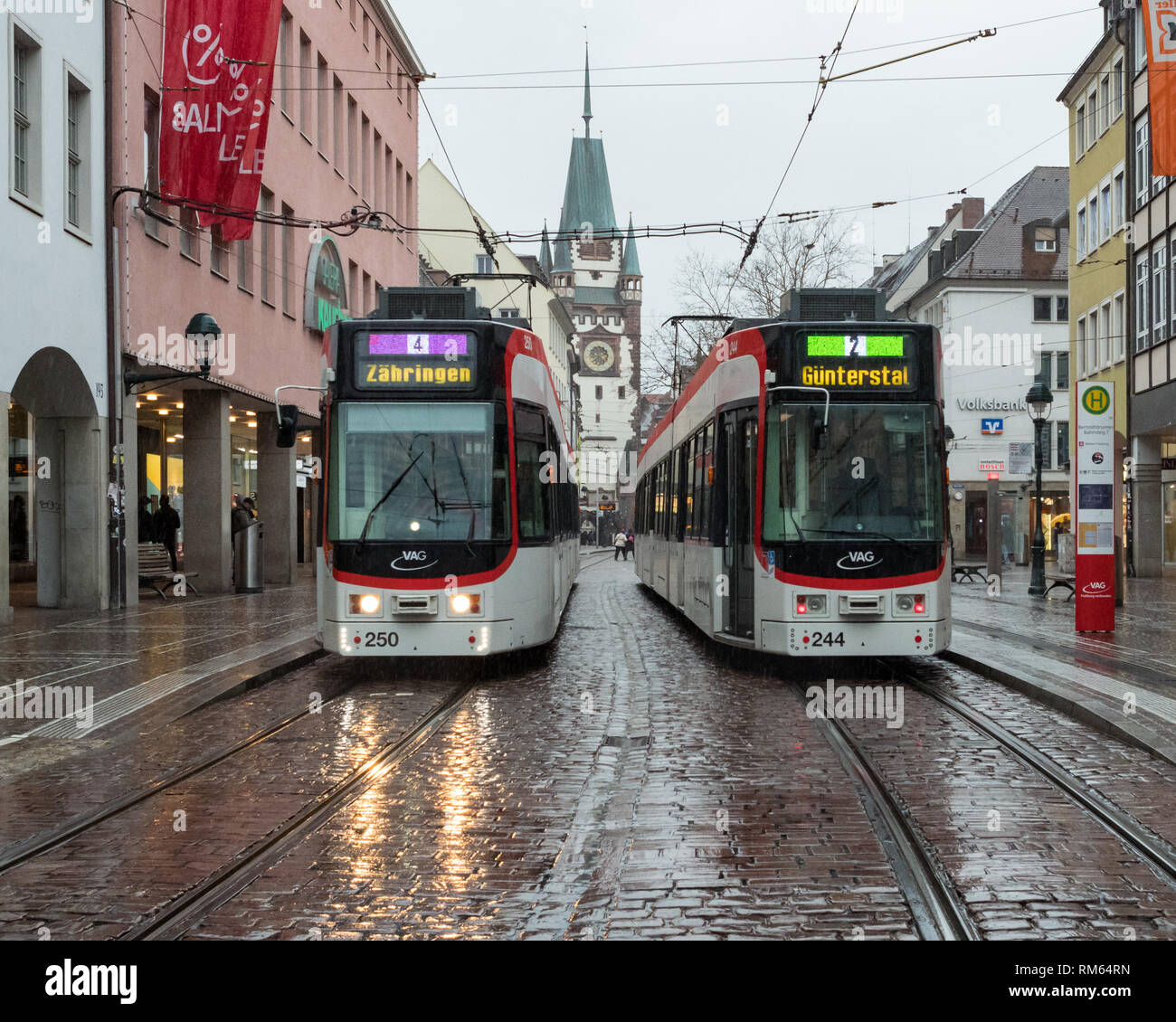 Freiburg Straßenbahnen an einem regnerischen Wintertag, Freiburg im Breisgau, Baden-Württemberg, Deutschland, Europa Stockfoto