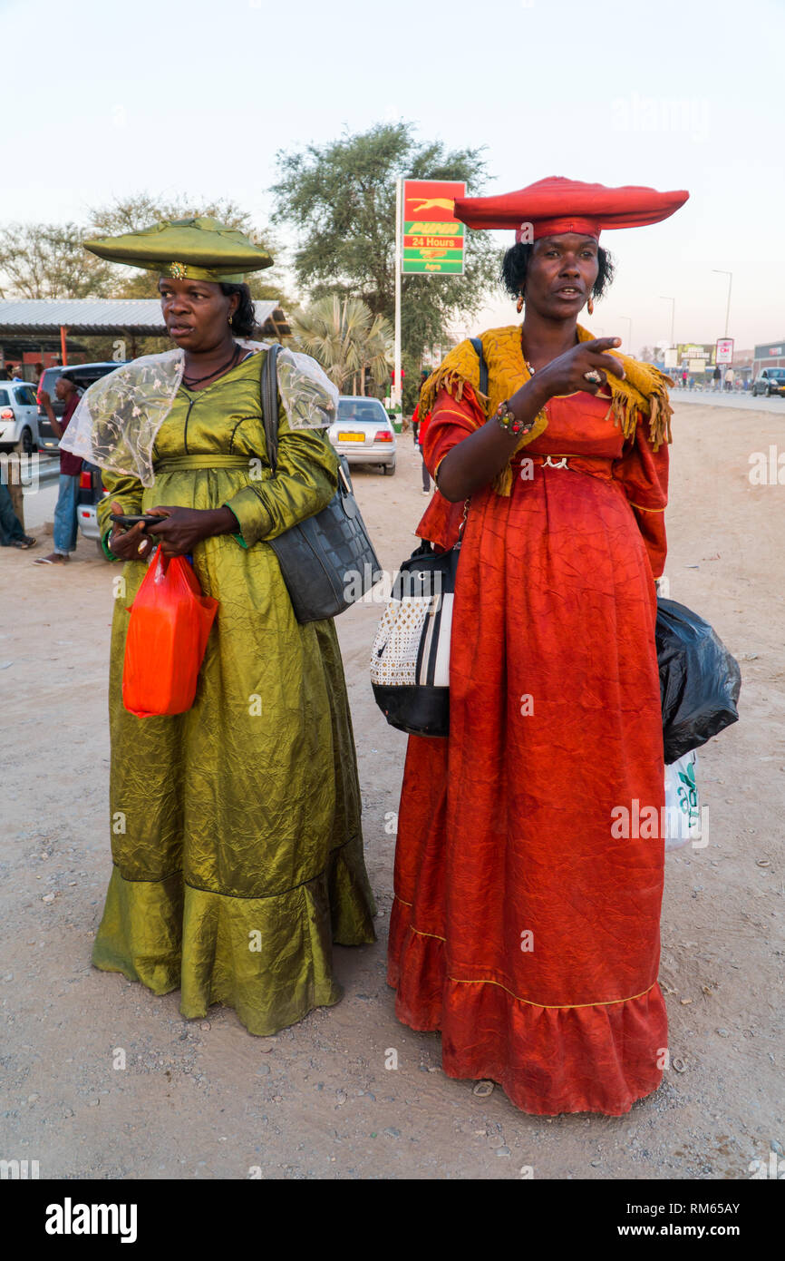 Herero Frauen in traditioneller Kleidung. Die Herero, (AKA Ovaherero), sind eine ethnische Gruppe, die Teile des südlichen Afrika. Die meisten befinden sich in Namibi Stockfoto