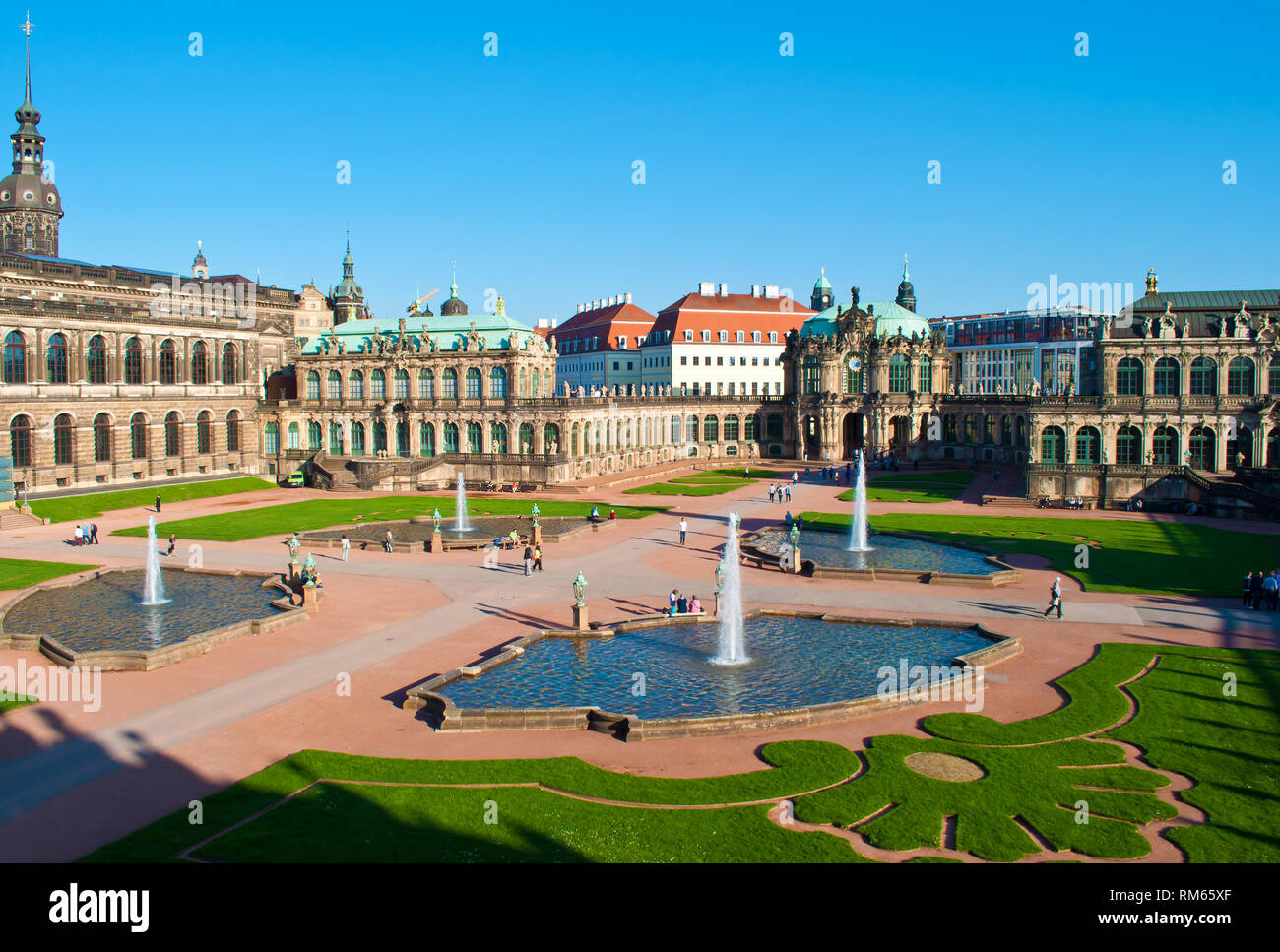 Innenhof der Zwinger Galerie, Dresden, Deutschland. Malerische barocke Architektur, vier Brunnen, grünes Gras schneiden. Wolkenlosen Frühlingstag. S Stockfoto