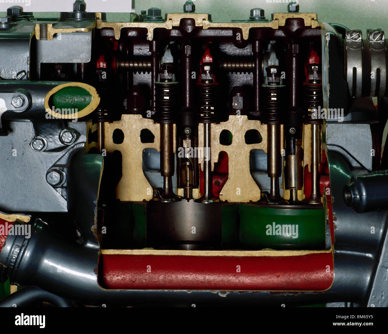 Dieselmotor durch die spanischen Hersteller "Pegaso", Zugehörigkeit zu einem Triebwagen. Während der Dekade von 1960 waren sie in Spanien mit dem Zweck der regionalen Dienstleistungen von Renfe Verbesserung eingeführt. Detail der Kolben. Railway Museum in Madrid, Spanien. Stockfoto