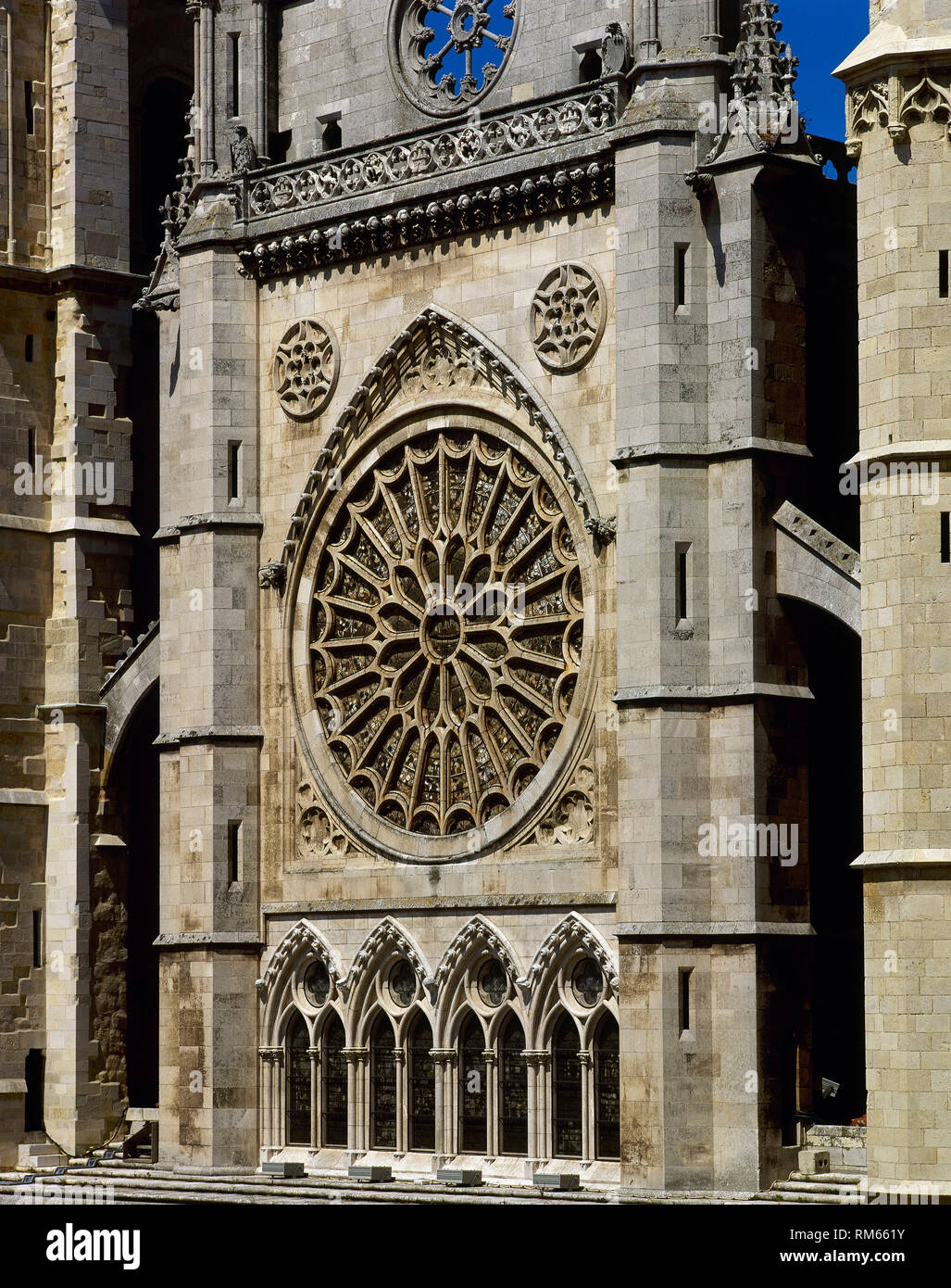 Spanien Kastilien und Leon. Santa Maria de Leon Kathedrale. Im gotischen Stil. 13./14. Jahrhundert. Das Desing ist der Master Enrique zugeschrieben. Hauptfassade. Rosette. Stockfoto