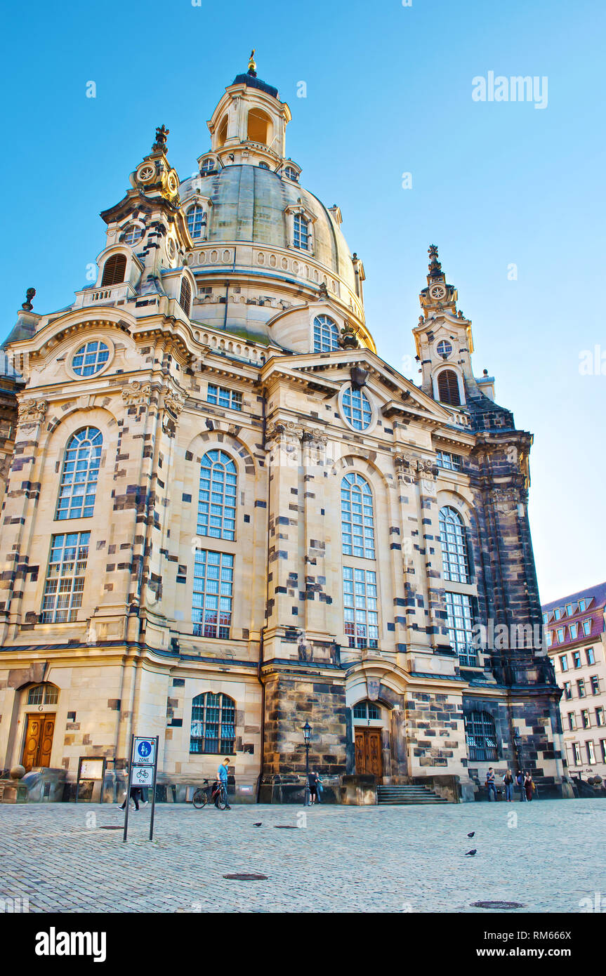 Ein Platz vor der Frauenkirche Dresden, Deutschland. Beeindruckende Architektur mit hoher Kuppel und Viele arch Windows. Wolkenlosen Frühlingstag. Ansicht der ancie Stockfoto