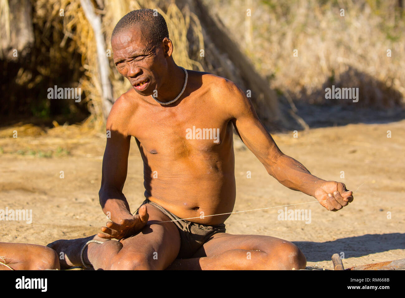 Buschmann, Kalahari Wüste, Namibia. Die Buschmänner sind Ureinwohner des südlichen Afrikas, die mehrere Bereiche von Südafrika, Zimbabwe, Lesotho, Mosambik Stockfoto