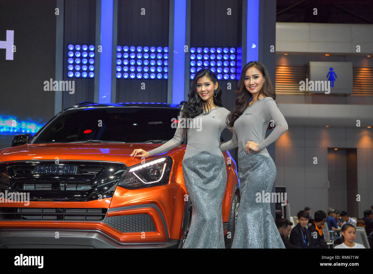 NONTHABURI - 28. NOVEMBER: Nicht identifizierte Modell mit Isuzu MU-X das Ikonische SUV auf der 35th Thailand International Motor Expo am 28. Stockfoto