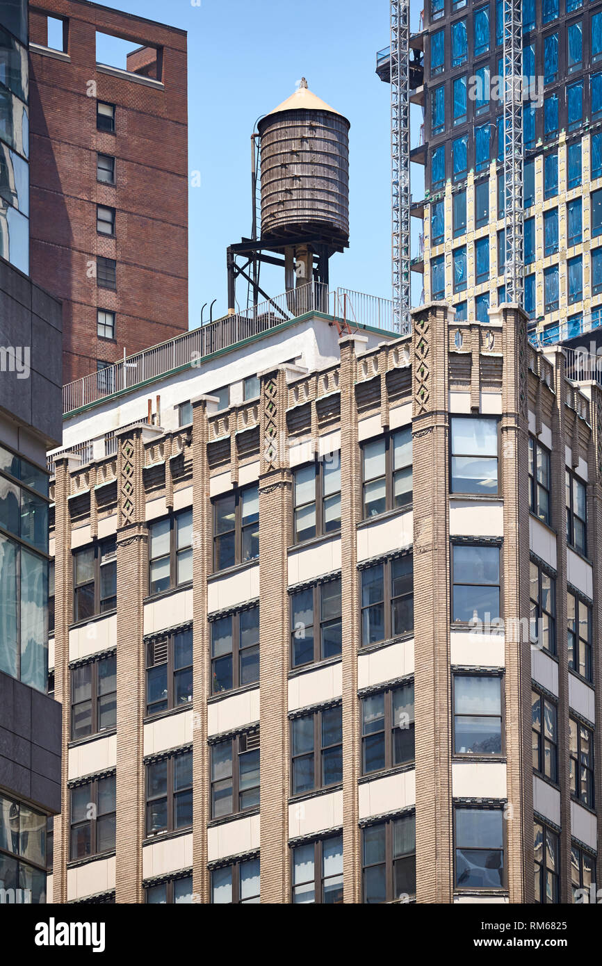 Wassertank auf einem alten Dach des Gebäudes in der Innenstadt von New York, USA. Stockfoto