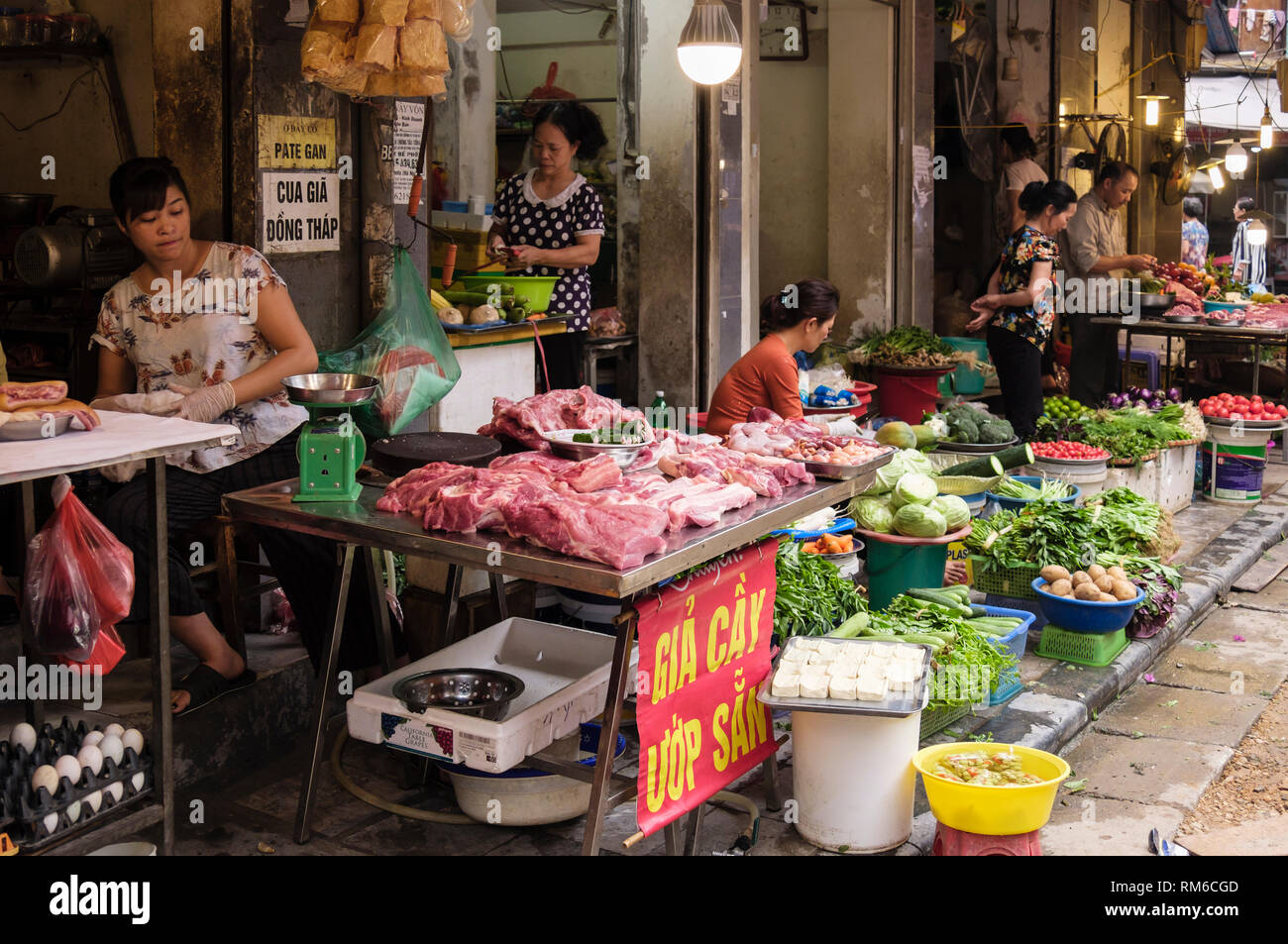 Straßenverkäufer Verkauf von unverpacktem Fleisch und Gemüse auf einer Garküche am Straßenrand in der Altstadt von Hanoi, Vietnam, Asien Stockfoto
