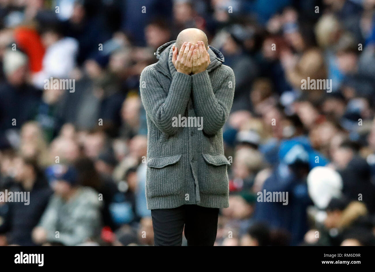 Manchester City-Trainer Pep Guardiola Gesten an der Seitenlinie Stockfoto Manchester City-Trainer Pep Guardiola Gesten an der Seitenlinie Stockfoto