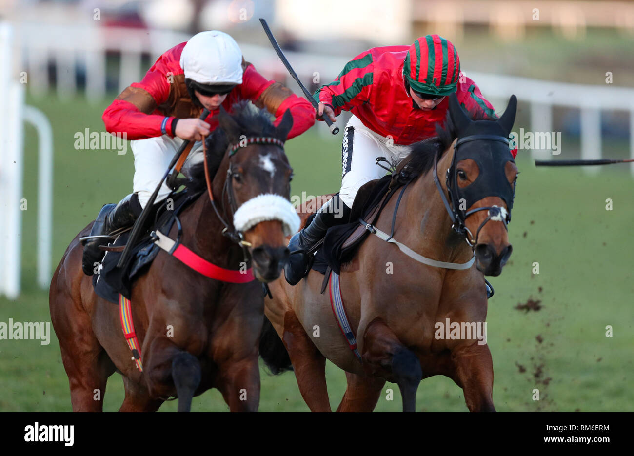 Wünsche geritten Hoffen von Jockey Jordanien Nailor (links) gewinnt das Buch für Ostern Jetzt bedingte Jockeys Stuten Handicap Hürde bei Verletzten Jockeys Fonds Nächstenliebe Raceday at Plumpton Racecourse. Stockfoto