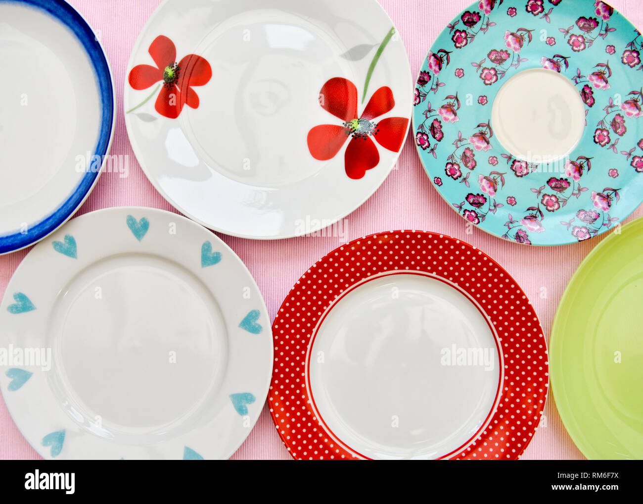 Eine Auswahl von sechs schöne Kaffee Platten gegen einen rosa Hintergrund aus einer Ansicht von oben genommen Stockfoto