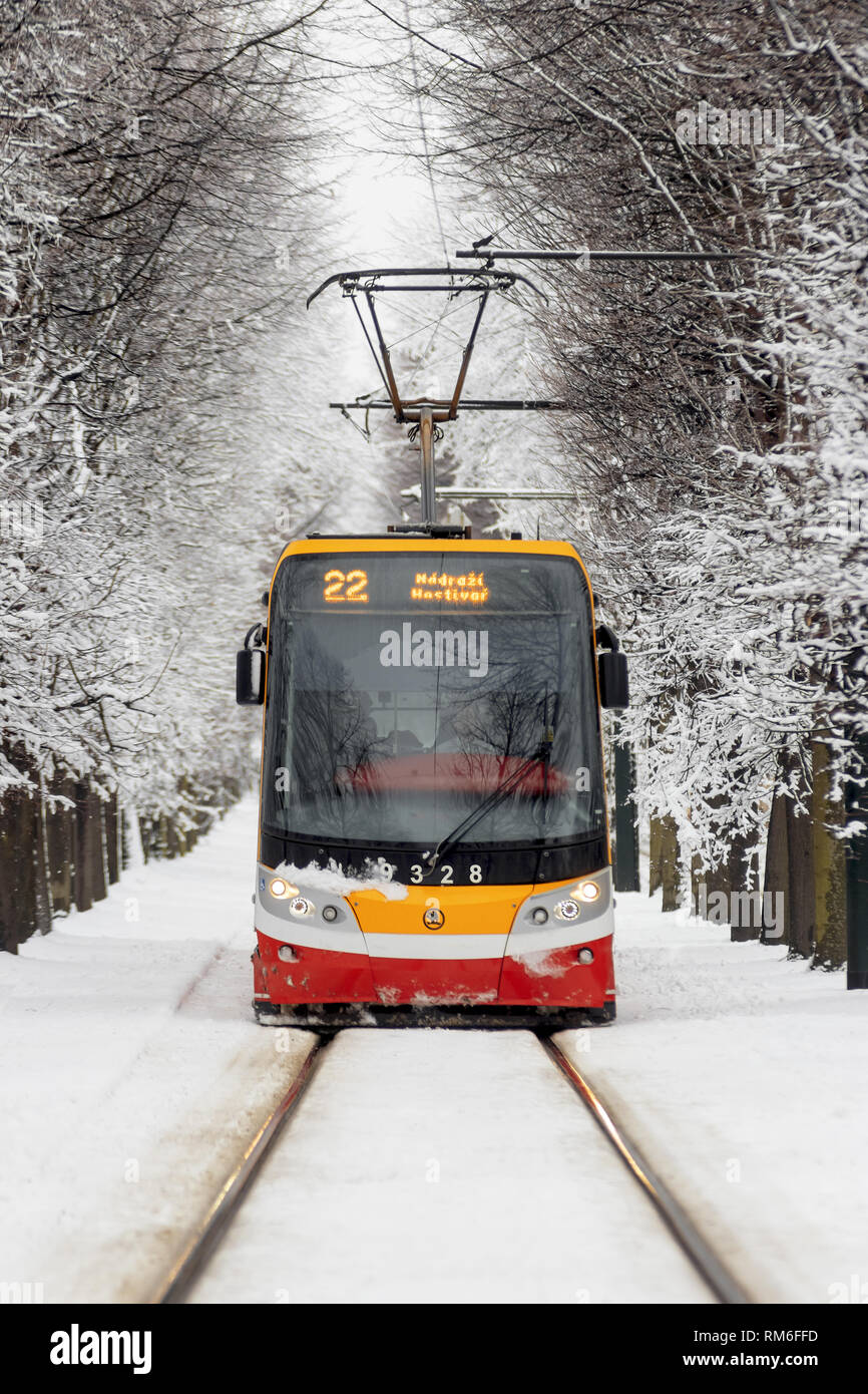 Prag, tschechische Republik - Februar 3, 2019: Moderne Straßenbahn im Winter Prag, Stadtrundfahrt auf modernen Straßenbahn in verschneite Straße in der Nähe der Prager Burg. Bäume Stockfoto