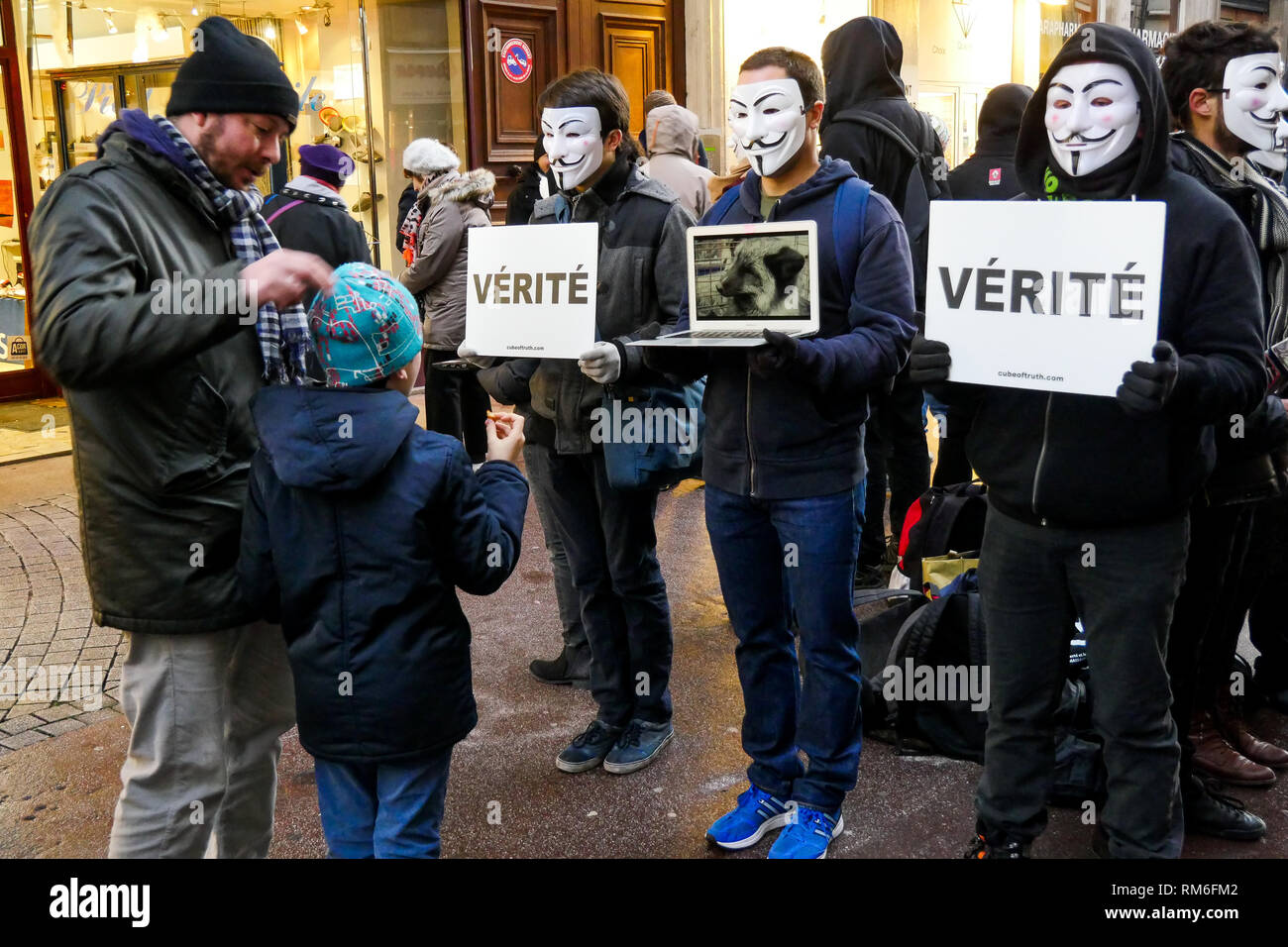 "Würfel der Wahrheit: Anonym auf der Straße mit Gewalt Aufnahmen von Tieren, Landwirtschaft, Lyon, Frankreich Stockfoto