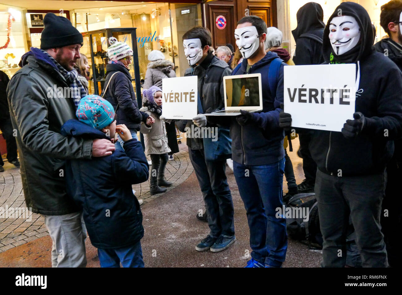 "Würfel der Wahrheit: Anonym auf der Straße mit Gewalt Aufnahmen von Tieren, Landwirtschaft, Lyon, Frankreich Stockfoto