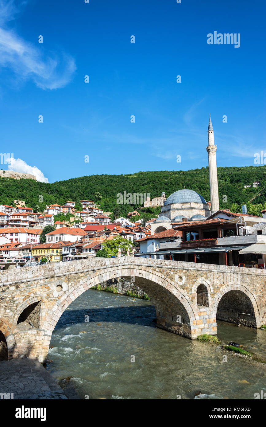 Alte Steinerne Brücke und Stadtbild Blick in die Altstadt von Prizren, Kosovo Stockfoto